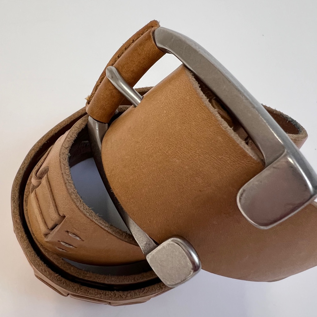 Stylish Tan Leather Belt With Metallic Details, Wonderful Preloved Condition